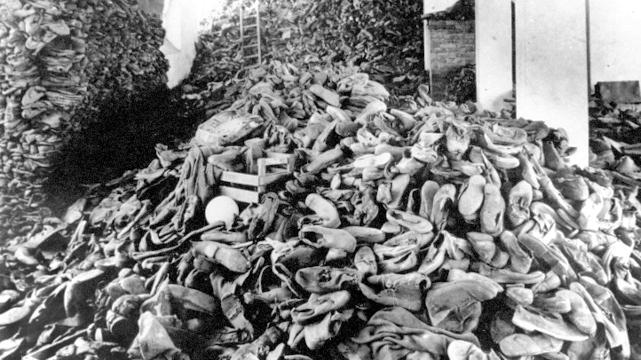 Nacht und Nebel, Szenenbild: Ein raumfüllender Haufen mit Schuhen, aufgenommen im Vernichtungslager Auschwitz-Birkenau