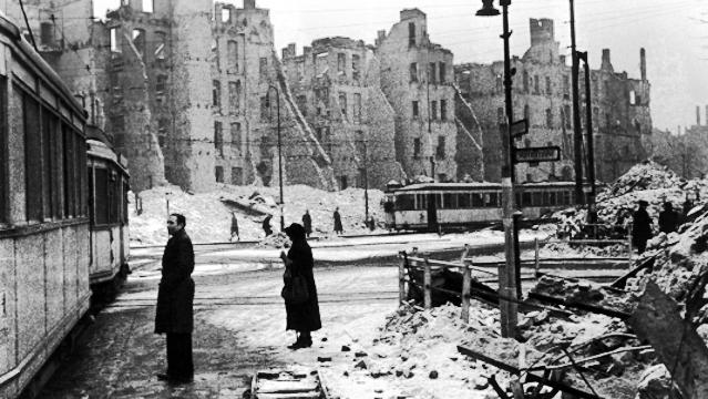 Berlin 1945, Schwarz-Weiß-Fotografie einer Kreuzung im zerstörten Berlin-Schöneberg