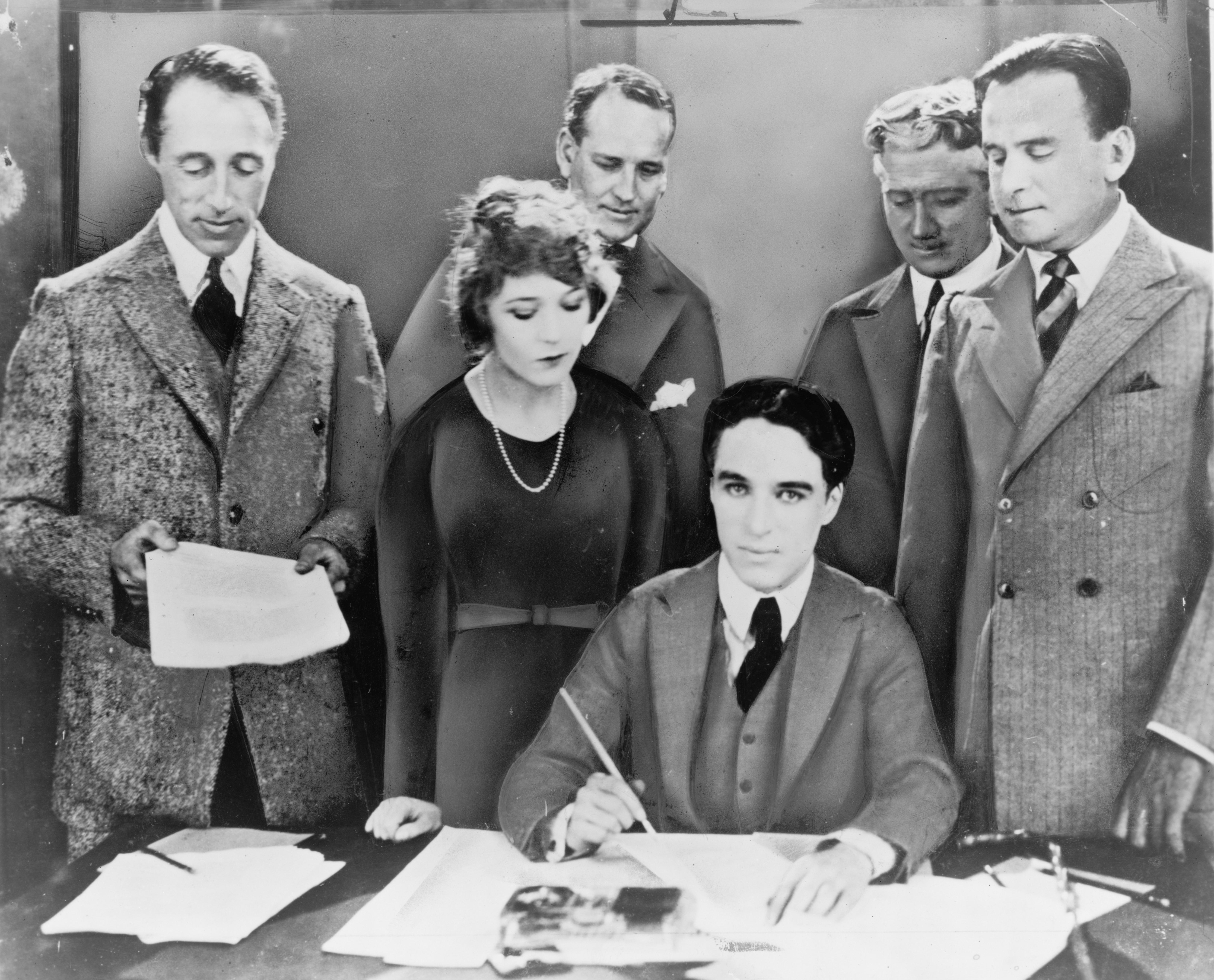 D.W. Griffith, Mary Pickford, Charlie Chaplin (sitzend) und Douglas Fairbanks bei der Unterzeichnung des Gründungsvertrags von United Artists