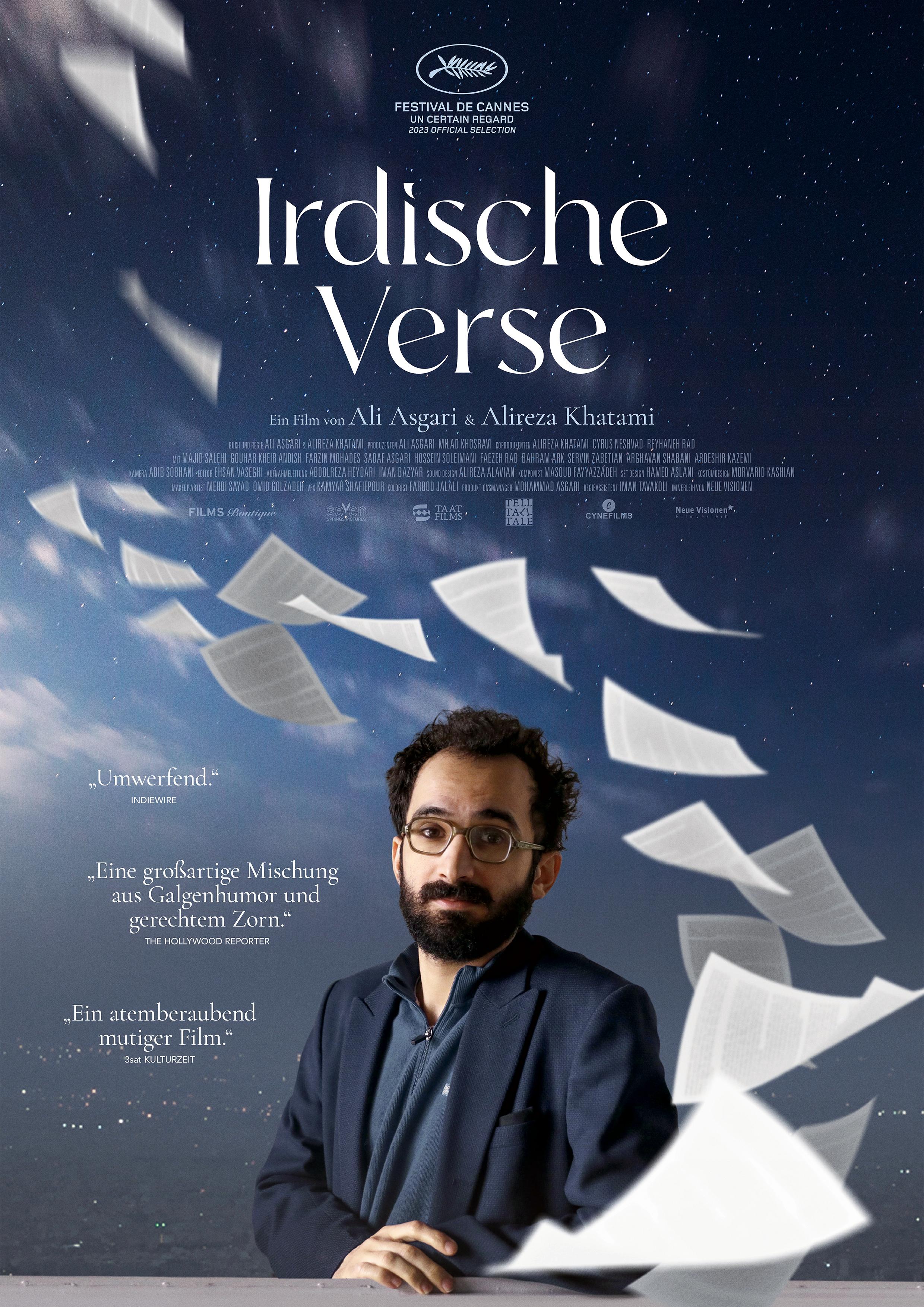 Plakat zum Film "Irdische Verse": Ein Mann mit Brille und Bart und in einem Anzug gekleidet, lehnt an einem Tisch. Er ist ab der Brust zu sehen. Er ist vor einem blauen Himmel abgebildet. Von oben links flattern in einem Bogen Papierblätter durch das Bil