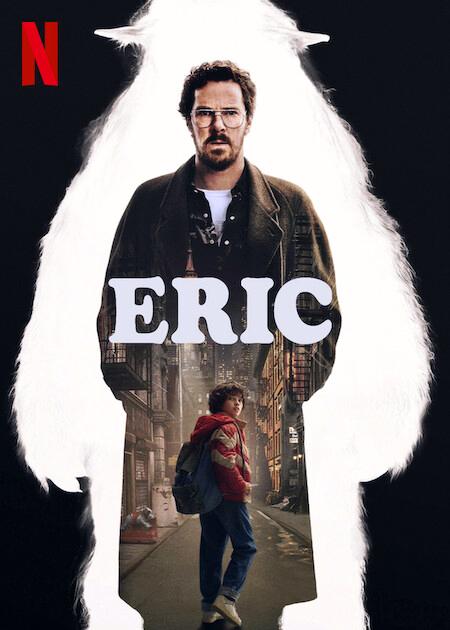 Plakat zur Mini-Serie "Eric": Ein Mann steht vor der weißen Silhouette einer monsterhaften Kreatur. Durch den unteren Teil seines Mantel scheint eine Stadtstraße durch, in der ein Junge im Grundschulalter geht und sich umdreht.